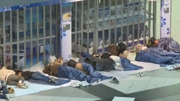 【新千歳空港】126便欠航で約900人が一夜明かす「しんどくて眠れない」大雪でJRは大幅遅れ…混雑で乗車できない人も