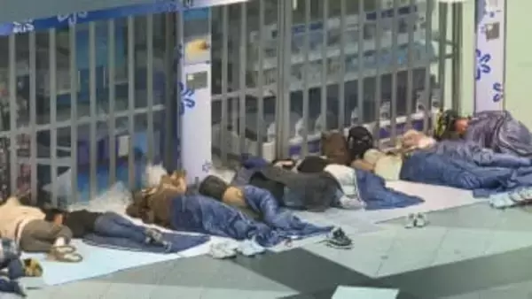 【新千歳空港】126便欠航で約900人が一夜明かす「しんどくて眠れない」大雪でJRは大幅遅れ…混雑で乗車できない人も