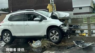 中央分離帯の欄干に衝突しフロント部分が大破、運転の男性は腕から流血するも無事　北海道浦臼町・国道275号