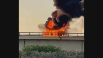 【動画見る】韓国からの観光客を乗せたレンタカーが高速道路を走行中エンジンに“異変”　緊急停車直後に炎上…全員逃げて無事　北海道岩見沢市
