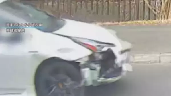 「運転手をかえて逃走か　北海道千歳市でひき逃げと当て逃げ　破損したまま走り去る白い乗用車が防犯カメラに」の画像