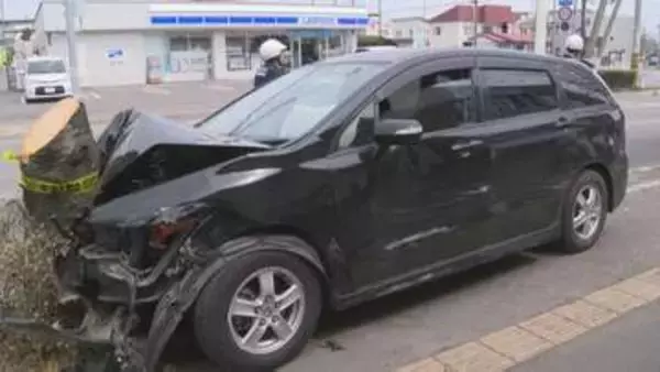 車3台が絡む多重事故、衝突のはずみで2台が街路樹に衝突し大破　50代くらいの男性が意識不明　30代くらいの男性も負傷し搬送　北海道函館市