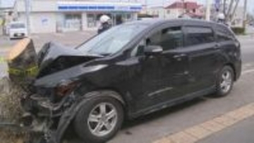 車3台が絡む多重事故、衝突のはずみで2台が街路樹に衝突し大破　50代くらいの男性が意識不明　30代くらいの男性も負傷し搬送　北海道函館市