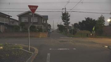 自転車の16歳の男子高校生、軽乗用車にはねられ搬送　苫小牧市の信号機のない交差点　自転車側に一時停止の標識