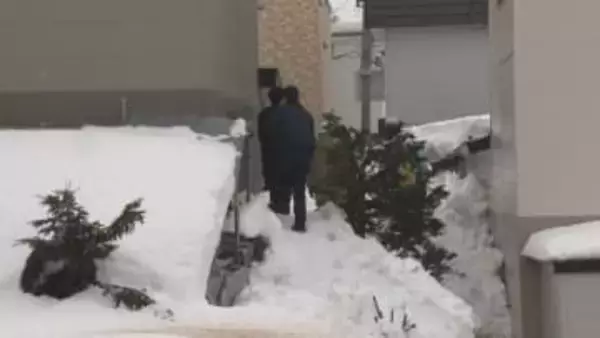 落雪に巻き込まれ男性3人が生き埋め　60代1人が意識不明の重体、70代2人が意識あり　3月上旬並みの暖かさで落雪の危険高まる　札幌市白石区