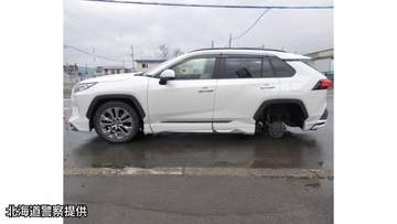 タイヤ交換当日に脱落事故　30代男性が自ら夏タイヤに交換作業「左後輪が脱落しました」巻き込まれた歩行者なし　北海道士別市の市道