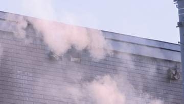 「2階で音がして煙が出てきた」札幌市東区の住宅で火事　住人とみられる70代男性がのどの痛みで病院搬送　火元は2階か