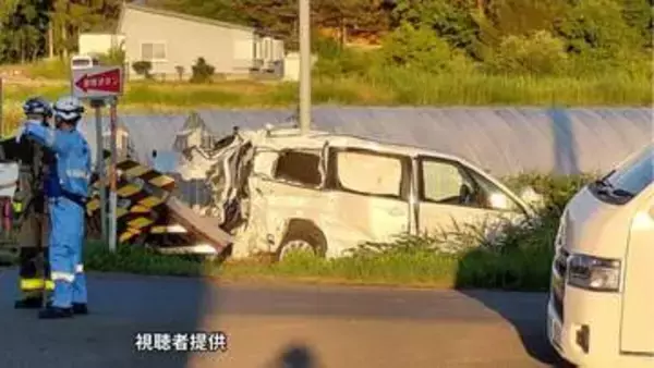 踏切で列車とレンタカーが衝突　レンタカーに乗っていた外国籍の5人がけがをして病院搬送　全員意識あり　列車の乗員乗客にけがなし　北海道・JR富良野線
