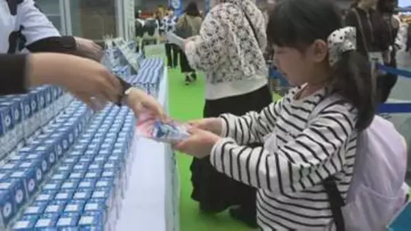 北海道産牛乳のおいしさをアピール　空の玄関口・新千歳空港で道産牛乳を無料配布　１２日までの８日間で３万本を配布予定