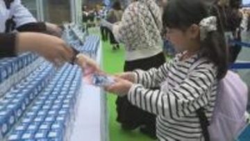 北海道産牛乳のおいしさをアピール　空の玄関口・新千歳空港で道産牛乳を無料配布　１２日までの８日間で３万本を配布予定