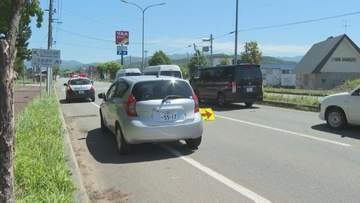 横断中の高齢女性が車にはねられ病院搬送　横断歩道がない場所を横断か　北海道三笠市