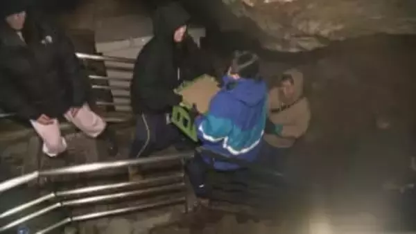 鐘乳洞で日本酒『龍乃泉』を熟成へ　町民が160箱をバケツリレーで搬入「飲み口スッキリ、　僕たちの熱い思いも入った酒」北海道当麻町