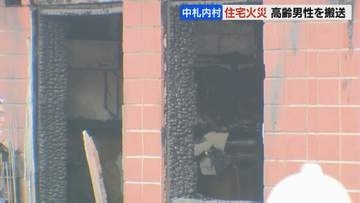 「高齢女性が逃げ遅れている可能性」と通報　平屋の集合住宅で火事　焼け跡から性別不明の遺体発見　高齢男性は病院搬送