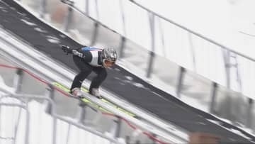 【スキージャンプ】雪印メグミルク杯ジャンプ大会　1回目を終え少年組は高校1年の新星、長谷川琉已選手がトップで2回目へ　成年組はベテラン佐藤慧一が1位で2回目に進出