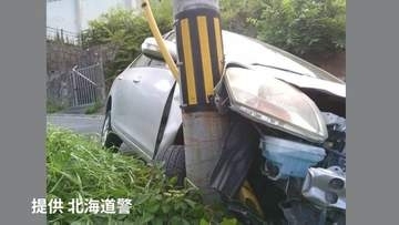 「アクセルとブレーキを踏み間違えたのだと思う」乗用車が減速できずに電柱に衝突　運転の70代女性軽傷　同乗者にけがなし　北海道函館市