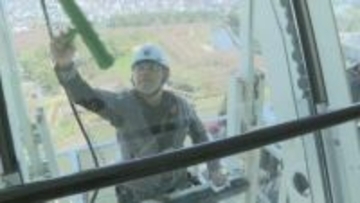「怖くないのかな」地上高90mの清掃作業　桜の名所、函館市・五稜郭公園を望むタワーで窓清掃　週末見通しの開花発表へ視界良好