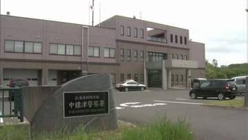 山道の国道で車が横転・炎上　車内から身元不明の遺体が見つかる　事故・事件の両面で捜査　北海道標津町