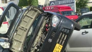 車3台が衝突　挟まれた軽乗用車に高齢の男女2人が閉じ込められ救出「避けきれなかった」と話す運転手も　北海道函館市