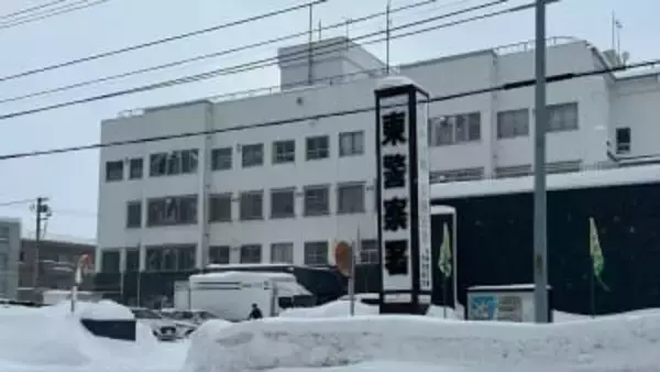 20代女性が男に後ろから襲われ転倒「助けて」悲鳴で…男は逃走、身長175センチ中肉の黒いダウンジャケット着用　札幌市東区