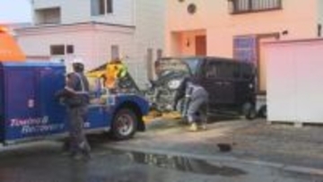 北海道千歳市のコンビニでひき逃げから一夜　近くの住宅街では塀や車への当て逃げも