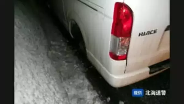 発進しようとしたら…左後輪外れて雪山に衝突　旭川の国道39号でワンボックスカーからタイヤ脱落　約3カ月前に業者で交換