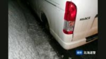 発進しようとしたら…左前輪外れて雪山に衝突　旭川の国道39号でワンボックスカーからタイヤ脱落　約3カ月前に業者で交換