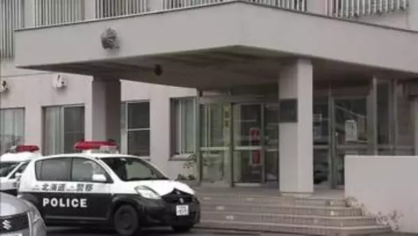 【逃走中】ハサミのようなものを見せ20代女性の体を触る　あとをつけてきた黒パーカーの男　札幌・北区