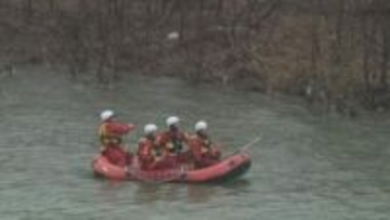 川に流された18歳とみられる男性の捜索続く　河川敷を訪れていた男女4人のうち、何らかの理由で川に入った女性を助けようとして流されたか　女性は無事　北海道旭川市・神居古潭