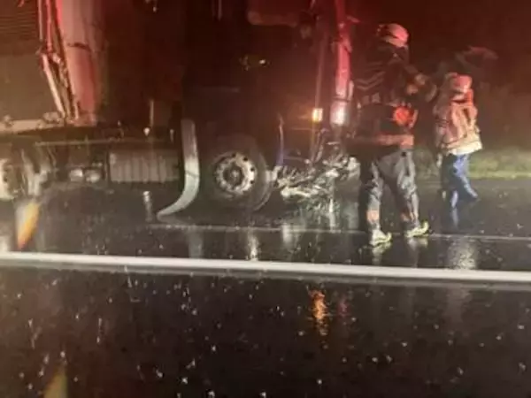 【速報】苫小牧市でトラックと乗用車が正面衝突か　乗用車が全焼し男性死亡、女性は意識不明の重体、幼児も搬送