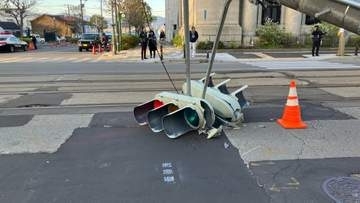 軽乗用車が信号機に突っ込む⇒根元から折れて国道をふさぐ　函館市電が一部区間で運転見合わせ