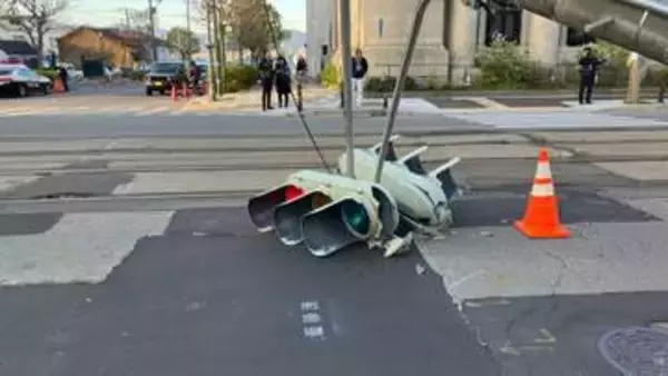 軽乗用車が信号機に突っ込む⇒根元から折れて国道をふさぐ　函館市電が一部区間で運転見合わせ