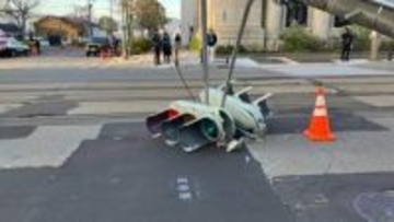 軽乗用車が信号機に突っ込む⇒根元から折れて国道をふさぐ　函館市電が一部区間で運転見合わせ