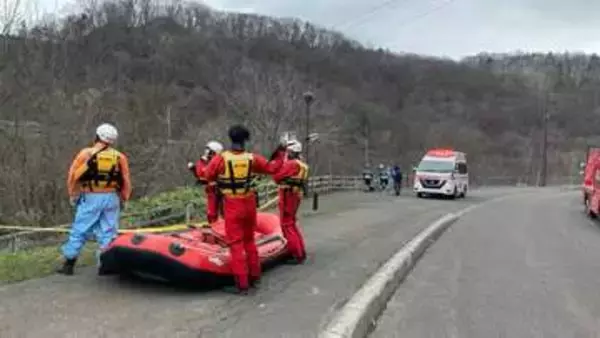 18歳くらいの男性が石狩川に流され行方不明「川に沈んでいった」友人を助けようとして…50人態勢・ヘリで捜索再開　最初に転落した女性は、自力で岸に上がり無事　北海道旭川市神居古潭