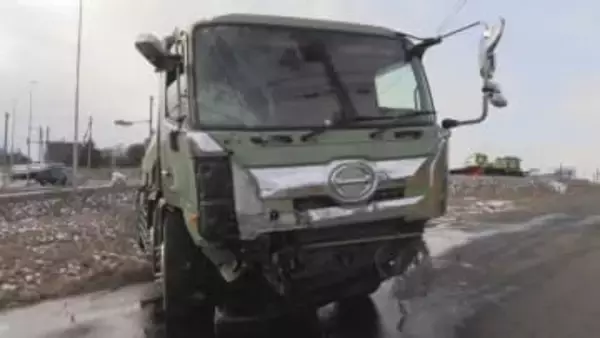 タンクローリーが路外逸脱　乗用車と衝突したはずみで…それぞれの運転手2人けが【国道44号】北海道根室市