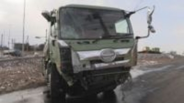 タンクローリーが路外逸脱　乗用車と衝突したはずみで…それぞれの運転手2人けが【国道44号】北海道根室市