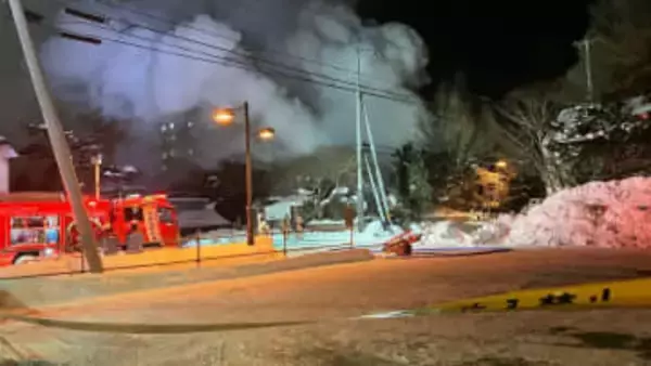 「白い煙が上がっている」住宅火災で建物全体が焼けて２階部分が崩れ落ちる危険性　北海道千歳市