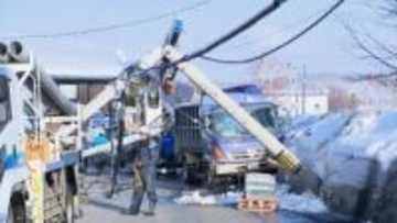 ダンプカーが電柱に衝突、2本なぎ倒す…付近の約160戸が一時停電　札幌市西区