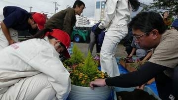 酒粕が堆肥に生まれ変わる！高砂酒造と旭川農業高がタッグ…酒樽の鉢に20種類の花を植え「旭川にもっと花をプロジェクト」始動