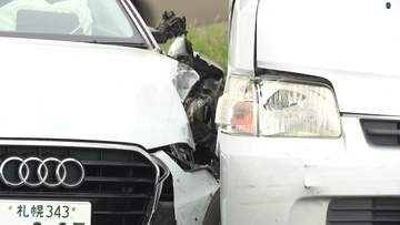 国道36号で信号待ちの列に乗用車が突っ込み7台からむ事故「ブレーキ踏んだつもり」病院搬送者はなし　北海道北広島市