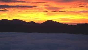 【秋本番へ】「大雪の奥座敷」トムラウシ山で紅葉が見頃、摩周湖では“雲のじゅうたん”「雲海」広がる