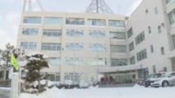 玄関先にあったダルマの石像を投げつけ…親族が警察に通報し“緊急逮捕”母親宅のドアガラスを割った疑いの45歳の男「間違いない」北海道函館市