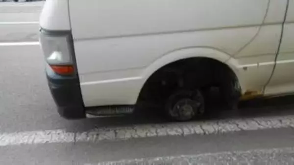 走行中のワゴン車から左前タイヤ脱落「走行中にタイヤが外れて柵に当たった」運転手が通報　去年11月業者が交換、巻き込まれた人や車なし　札幌市西区