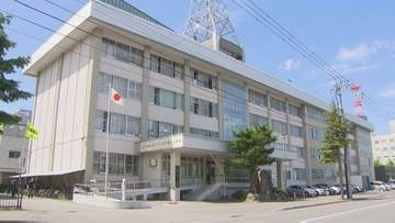 旭川市立小学校教員の男を逮捕　20代女性の上半身をすれ違いざまに触った疑い　現場は未明の「3・6街」　一時逃走も出頭