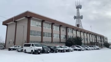 見知らぬ男に「無理やりキスされた」歩道の雪山に20代女性が押し倒され被害に   男は逃走中　北海道北見市