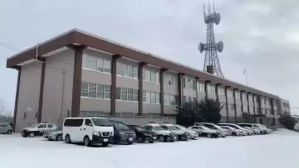 見知らぬ男に「無理やりキスされた」歩道の雪山に20代女性が押し倒され被害に   男は逃走中　北海道北見市