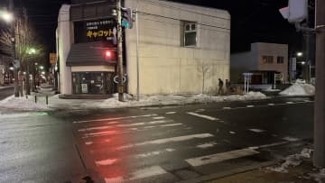 交差点で横断歩道を渡っていた50代女性が車にひかれる　北海道室蘭市