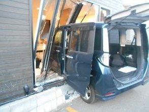 あわや…！　60代男性運転の車がブロック塀を壊し住宅のリビングへ「アクセルとブレーキ踏み間違えた」けが人なし　札幌市西区