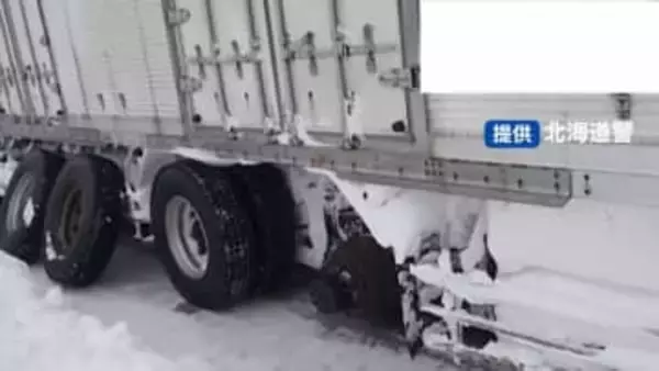 大型トラックの左後ろダブルタイヤが2本脱落　1本は3キロほど手前の国道で発見　タイヤの交換時期など調査中　北海道初山別村