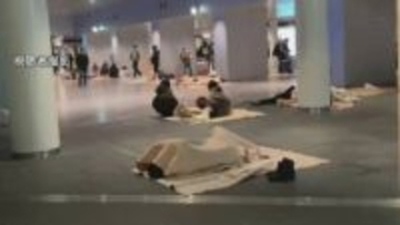 新千歳空港に約7000人、地下歩行空間で一夜明かした人も　エアポートなど運休は400本超に拡大  通勤客「タクシーしかない」JR再開遅れて午後1時以降か