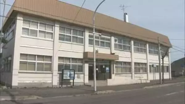 路肩に停車しようとした400㏄オートバイに乗用車が追突　ツーリング中の男性ライダーが手首骨折の重傷　北海道八雲町・国道5号線